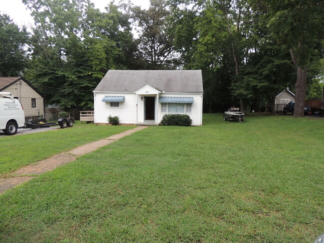 Building Photo - 2 Bed, 1 Bath house w/ large level yard an...