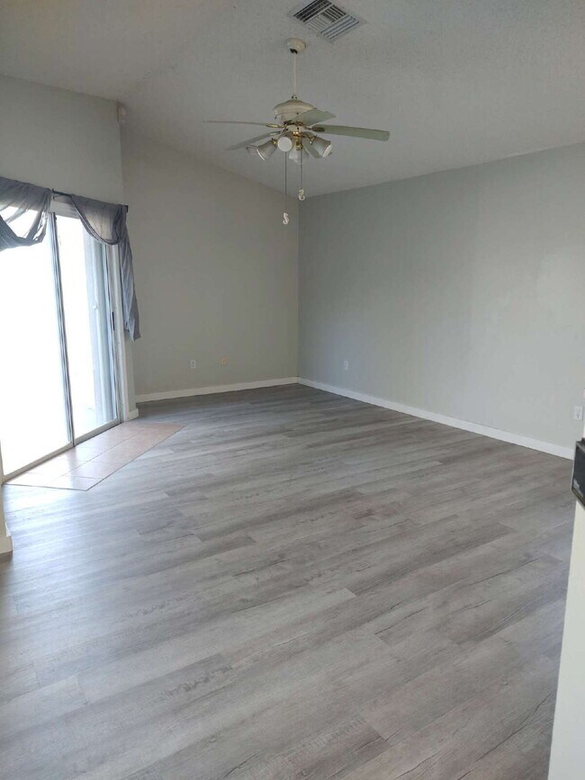 Building Photo - "Spacious 1732 Sq Ft 3-Bed, 2 Baths, in Tarpon Springs!"