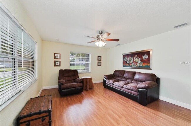 Building Photo - 220 Valencia Ct