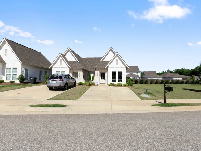 Building Photo - Charming 2 Bed / 2 Bath Cottage Living at Fox Chase