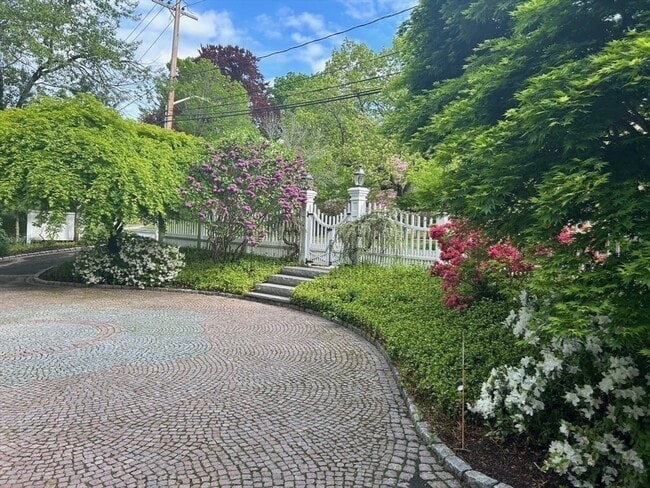 Building Photo - 115 Aspen Ave