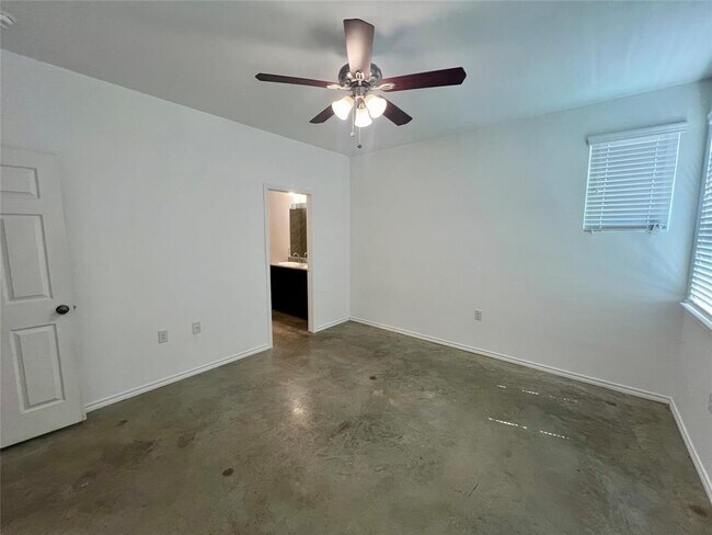 Building Photo - 805 Hallie Cove