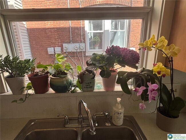 Building Photo - 2248 Birch St