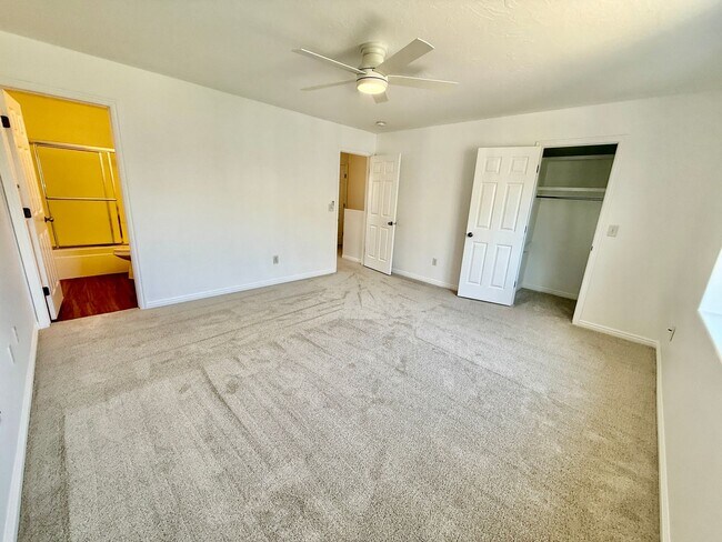 Building Photo - Redone Lexington Hills Townhome