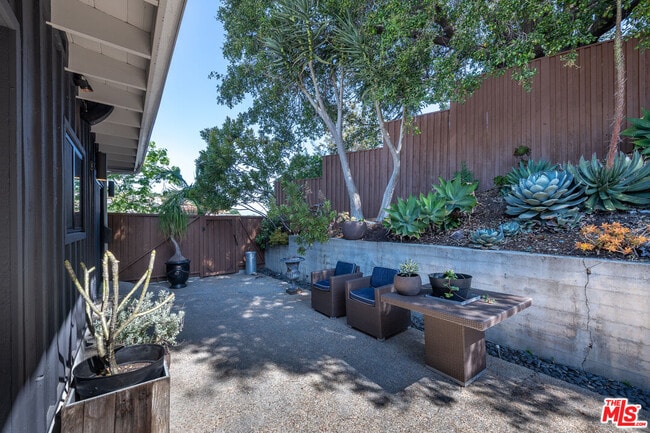 Building Photo - 1860 Lucile Ave