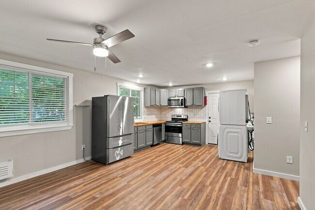 Building Photo - 714 27th Ave N