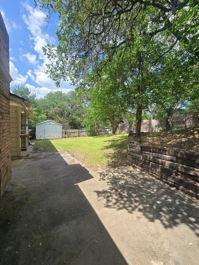Building Photo - 2314 Farnswood Cir