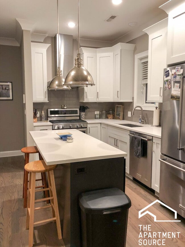 Building Photo - 878 W Lill Ave