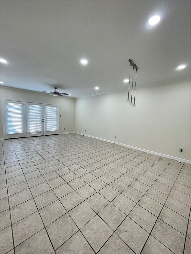Building Photo - 640 Wilcrest Dr
