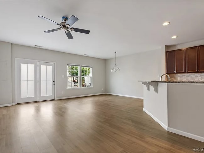 Building Photo - 8127 Creekside Village Dr