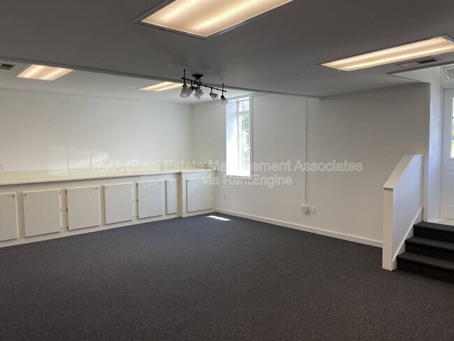 Building Photo - 11 Market St