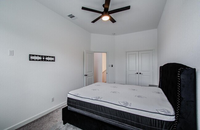 Building Photo - 5905 Crest Ct