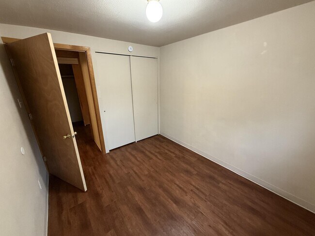 Building Photo - 722 13th Ave