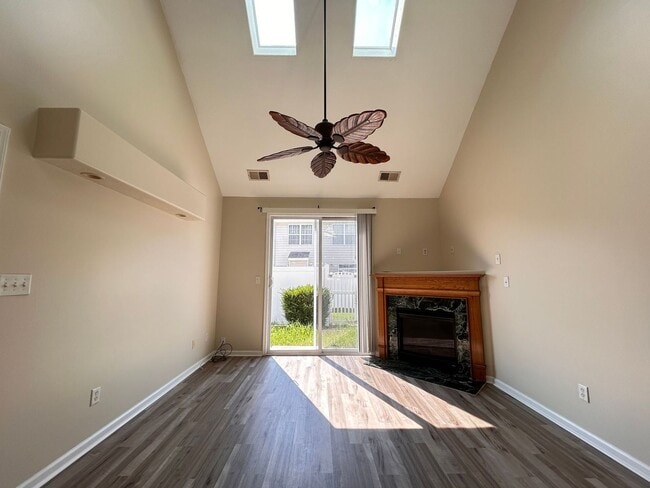 Building Photo - 927 Hunley Dr