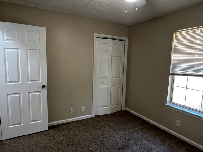 Building Photo - 105 Baytree Ct