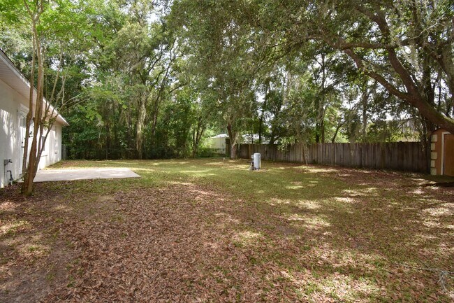 Building Photo - Spacious 3BR/2BA Corner Lot Home + Bonus Room in Silver Springs Shores – $1,650/Month