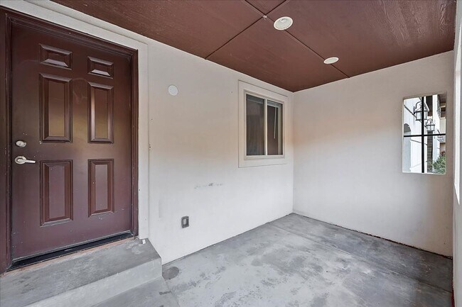 Building Photo - Exceptional 2 Bedroom, 2 Bathroom Apartmen...