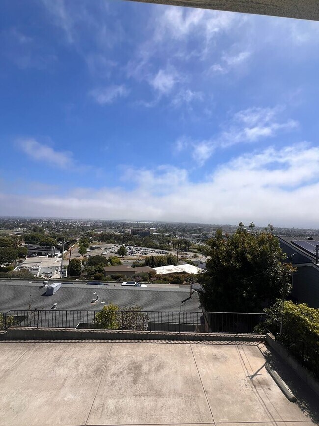 Building Photo - Hilltop