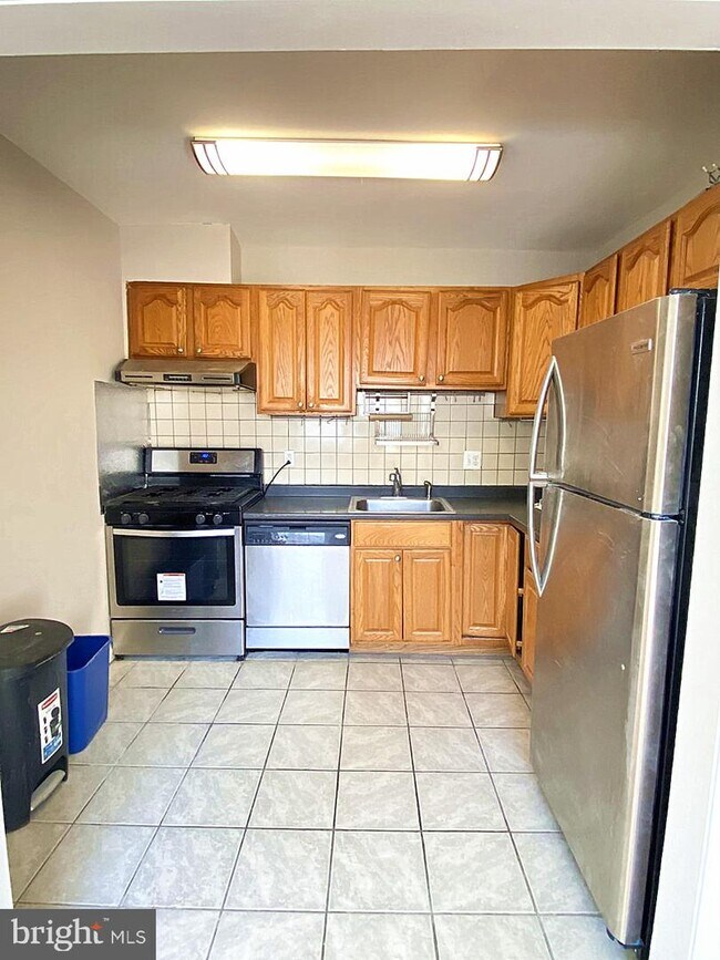 Primary Photo - 864 College Pkwy