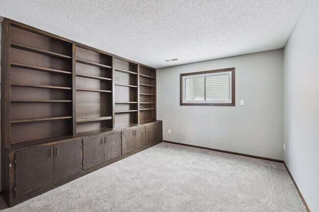 Building Photo - Lovely 4BR 2BA Townhome in Coon Rapids