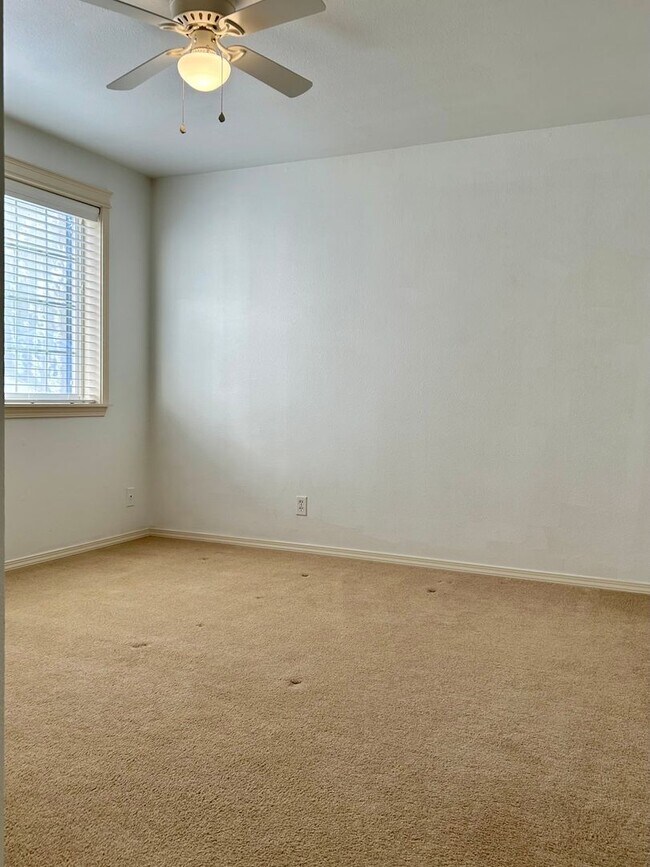 Building Photo - Beautiful Three Bedroom Townhome