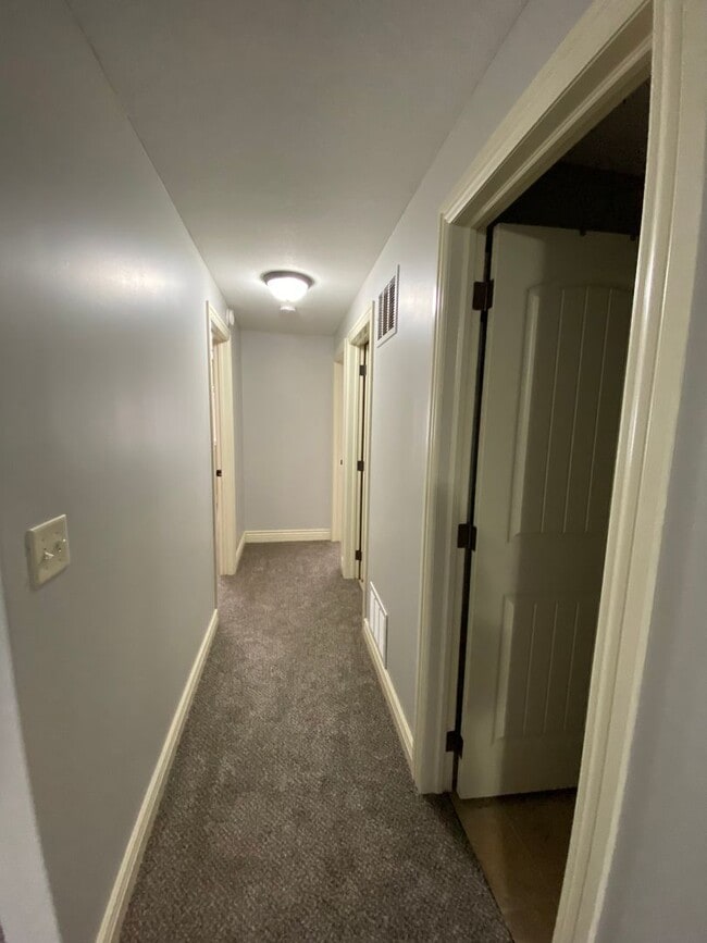 Building Photo - MINUTES FROM FT. RILEY! TWO CAR GARAGE!