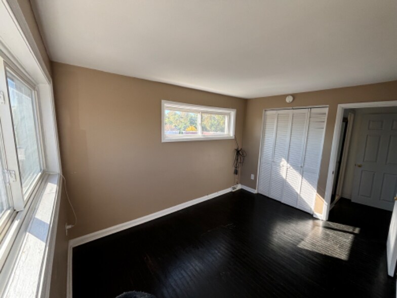 Building Photo - 2129 Ravenwood Dr