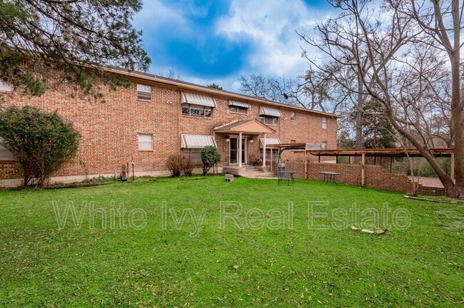 Building Photo - 818 University Ave