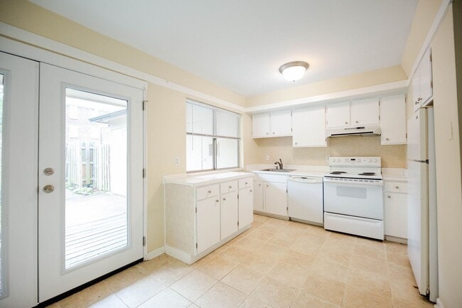 Building Photo - Green Hills Condo in the Georgetown