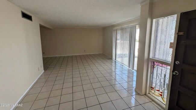 Building Photo - 6539 E Golf Links Rd