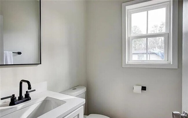 Building Photo - Elegant 3 BD 2.5 BA Home Offering Luxury Living in the Heart of Atlanta