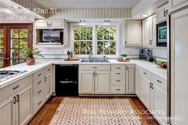 Building Photo - 8500 SE 82nd St
