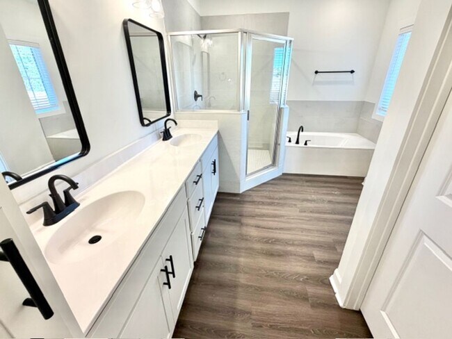 Building Photo - 4877 Chatelet Dr