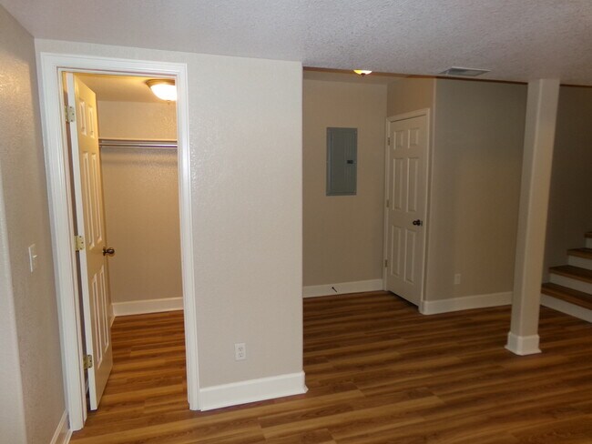 Building Photo - 844 Apex Dr