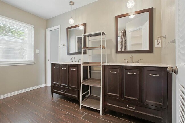 Building Photo - 1302 Dominion Dr