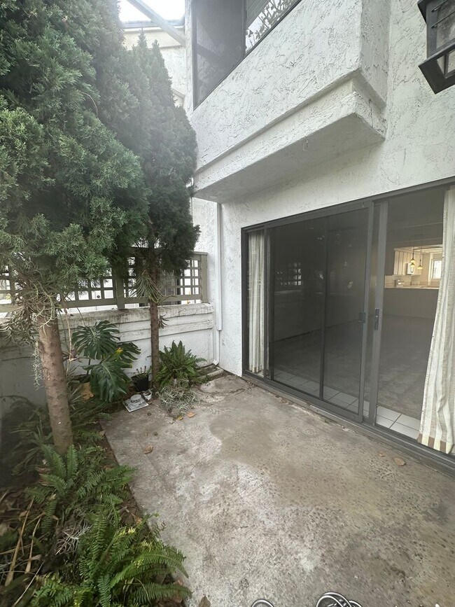 Building Photo - Beautiful 2 bed / 2.5 bath / 1,218 sqft Condo in Solana Beach - Available 01/26