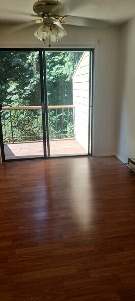 Dining room and deck - 29640 SW Volley St