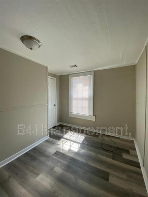 Building Photo - 108-108 De Groat St