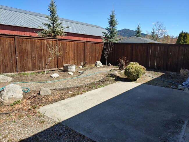 Building Photo - Quiet Neighborhood-front landscaping included