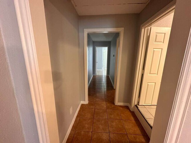 Building Photo - 306 Lake Rd