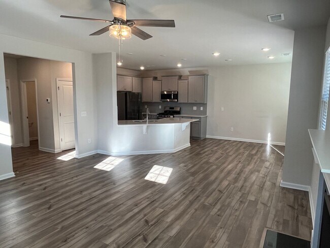 Building Photo - Newly Built 3 Bed + Loft Home in The Palis...