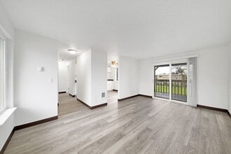 Building Photo - 2 bedroom 1 bath in Milwaukie!!