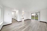 Building Photo - 2 bedroom 1 bath in Milwaukie!!