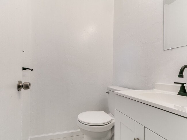 Building Photo - Updated Home + 3 bedrooms + Del City