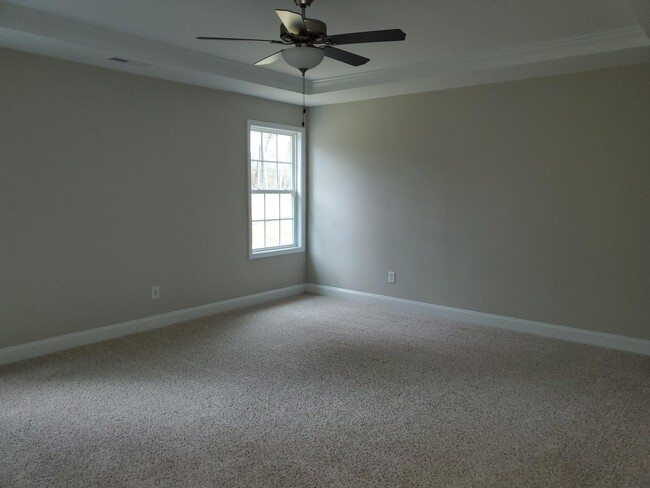 Building Photo - 560 Hampstead Pl