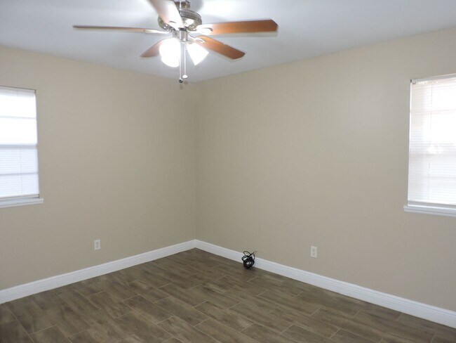 Building Photo - Convenient to NAS and Corry!