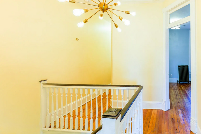Building Photo - Fully Renovated 3 BR/1.5 BA Apartment in C...