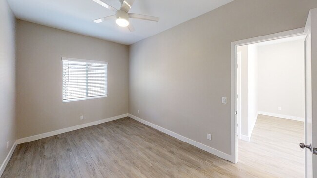 Building Photo - 4BD/2BA, Private Yard!