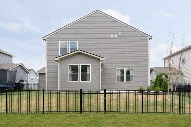 Building Photo - Like New 5 Bedroom 3 Full Bath With Fenced...