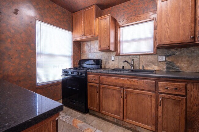 Building Photo - 421 N Emporia Ave